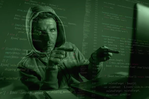 Компьютерный Программист Системе Хакерства Толстовки Вводит Код Указывающий Взлом Ноутбука — стоковое фото