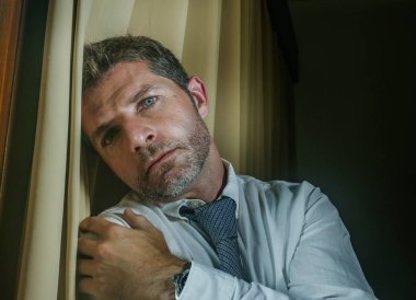 kravat duygu depresyon ve pencere perdeleri üzerinde geç gece evde ofis eğilerek iş sorunu hayal kırıklığına uğramış genç üzgün ve depresyonda işadamı portresi dramatik yaşam tarzı