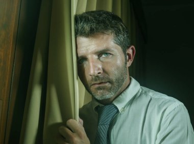 kravat duygu depresyon ve pencere perdeleri üzerinde geç gece evde ofis eğilerek iş sorunu hayal kırıklığına uğramış genç üzgün ve depresyonda işadamı portresi dramatik yaşam tarzı