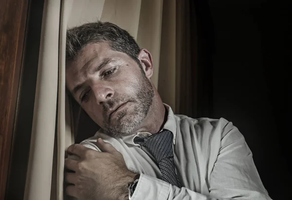 넥타이 좌절된 우울증과 문제를 비즈니스 남자의 극적인 라이프 스타일 초상화 — 스톡 사진