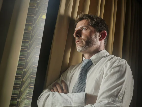 Dramático Retrato Oficina Luz Nocturna Del Hombre Negocios Que Trabaja — Foto de Stock