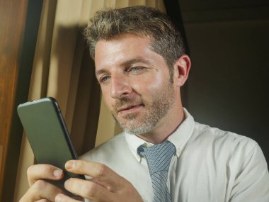 Cep neşeli manifatura gülümseyen veya Internet online app evde veya ofiste başarılı girişimci işadamı yaşam tarzı kavramı kullanarak telefonunuzun genç mutlu çekici ve rahat iş adamı