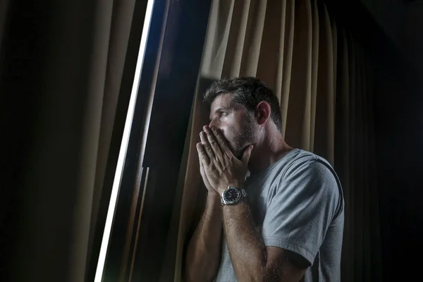 Dramática Luz Interior Retrato Joven Triste Deprimido Atractivo Hombre Casa — Foto de Stock