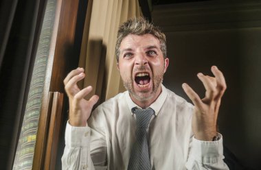 çılgın vurguladı ve umutsuz iş adamı hasta çığlık çok çalışan ve şirket office iş işadamı yaşam tarzı kavramı içinde gece geç saatlerde çalışan bunalmış hissediyorum stres acı 