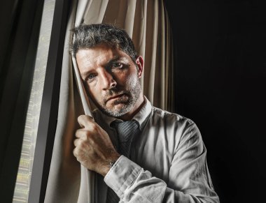 gece geç saatlerde ofis portre genç vurguladı ve depresif ve endişeli kurumsal iş sorun penceresinde eğilerek anksiyete krizi acı duygu basınç altında çalışan işadamı boğulmuş