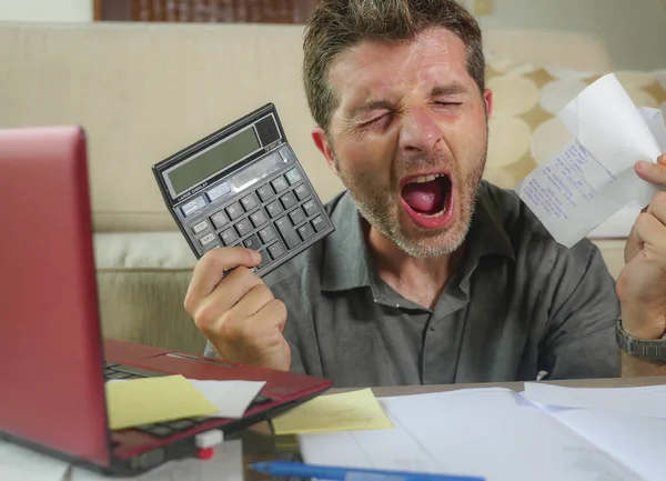 Jovem Estressado Preocupado Homem Casa Sala Estar Usando Calculadora Laptop — Fotografia de Stock