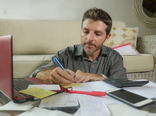 Joven Guapo Feliz Hombre Exitoso Con Calculadora Computadora Portátil Haciendo —  Fotos de Stock