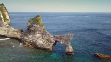 Güzel cennet plaj turkuaz deniz su renk ve rock cliff yaz tatil seyahat ve Turizm hedef Endonezya Asya tropik Island ile çarpıcı drone ile hava atış