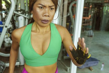 genç çekici ve atletik Asya Endonezya spor odaklı ve sağlıklı yaşam tarzı ve kurban yoğunlaşmıştır spor salonu fitness kulübü eğitim zor koşu egzersiz, koşu bandı üzerinde çalışan kadın