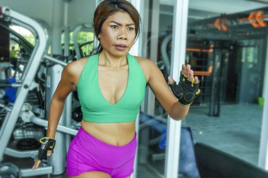 genç çekici ve atletik Asya Endonezya spor odaklı ve sağlıklı yaşam tarzı ve kurban yoğunlaşmıştır spor salonu fitness kulübü eğitim zor koşu egzersiz, koşu bandı üzerinde çalışan kadın