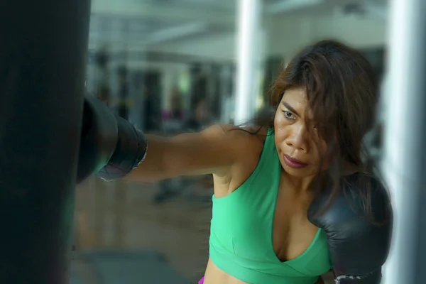 Νεαρός Αθλητική Και Ταιριάζει Ελκυστική Ασίας Μαχητής Γυναίκα Punching Βαριά — Φωτογραφία Αρχείου