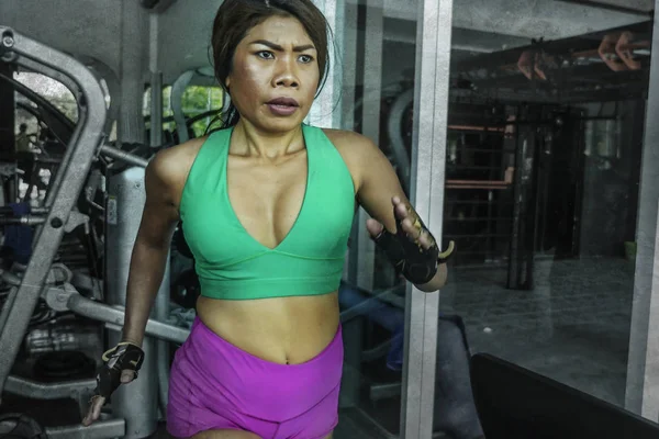 genç çekici ve atletik Asya Endonezya spor odaklı ve sağlıklı yaşam tarzı ve kurban yoğunlaşmıştır spor salonu fitness kulübü eğitim zor koşu egzersiz, koşu bandı üzerinde çalışan kadın