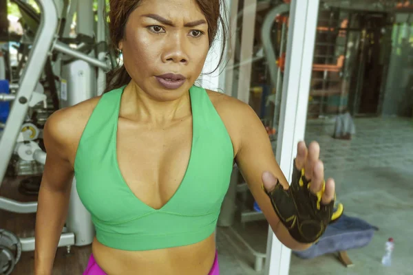 genç çekici ve atletik Asya Endonezya spor odaklı ve sağlıklı yaşam tarzı ve kurban yoğunlaşmıştır spor salonu fitness kulübü eğitim zor koşu egzersiz, koşu bandı üzerinde çalışan kadın