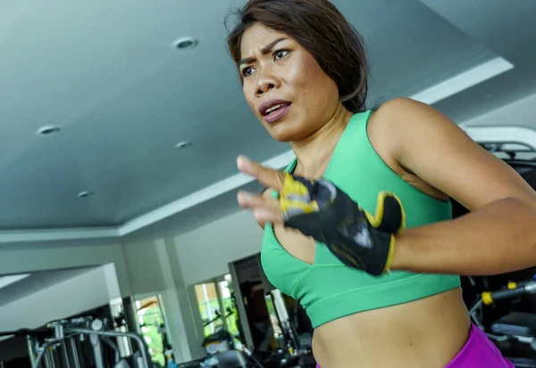 Νέους Ελκυστικές Και Αθλητική Ασιατική Ινδονησιακή Αθλητικά Γυναίκα Τρέχει Στο — Φωτογραφία Αρχείου