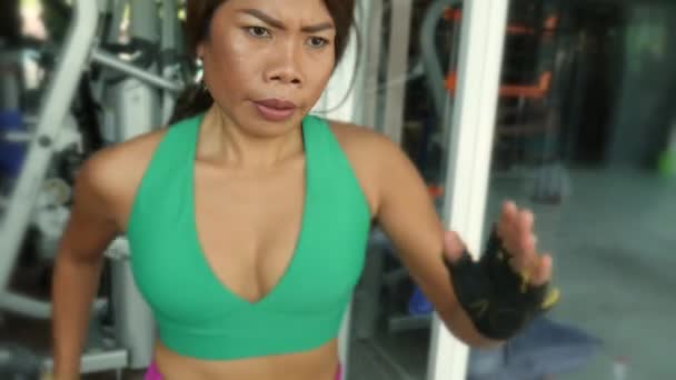 年轻健康和运动的亚洲泰国妇女与健康的身体运行在健身房跑步机出汗训练艰苦的慢跑锻炼在健身和健康的生活方式的概念 — 图库视频影像
