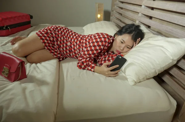 Jovem Bonita Feliz Mulher Coreana Asiática Vestido Chique Deitado Feliz — Fotografia de Stock