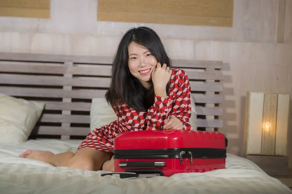 아시아 럭셔리 방에서 우아하고 드레스 수하물 즐기는 침대에 — 스톡 사진