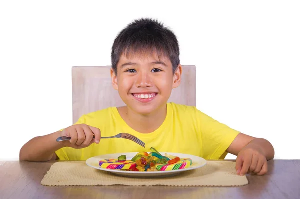 Νεαρό Χαρούμενος Και Συγκινημένος Αρσενικό Παιδί Χαμογελώντας Χαρούμενος Τρώει Πιάτο — Φωτογραφία Αρχείου