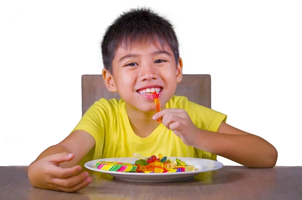 Νεαρό Χαρούμενος Και Συγκινημένος Αρσενικό Παιδί Χαμογελώντας Χαρούμενος Τρώει Πιάτο — Φωτογραφία Αρχείου