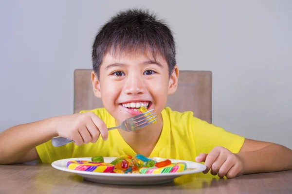 Jeune Garçon Heureux Excité Souriant Gai Plat Manger Plein Bonbons — Photo