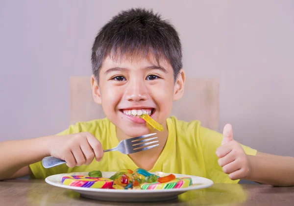 Jovem Feliz Animado Garoto Sexo Masculino Sorrindo Alegre Comendo Prato — Fotografia de Stock