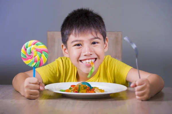 Junge Glückliche Und Aufgeregte Männliche Kind Lächelt Fröhlich Essen Gericht — Stockfoto