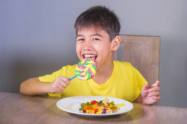 Jeune Garçon Heureux Excité Souriant Gai Plat Manger Plein Bonbons — Photo