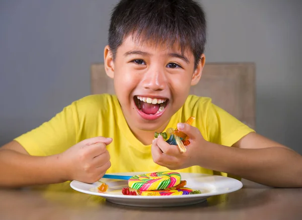 Jeune Garçon Heureux Excité Souriant Gai Plat Manger Plein Bonbons — Photo