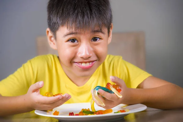 Vue De Dessus D'une Jolie Petite Fille Asiatique Portant Un Tablier De Bébé  Assis Sur Une Table à Manger Manger Du Brocoli Par Elle-même, Concept De  Sevrage à Led Pour Bébé