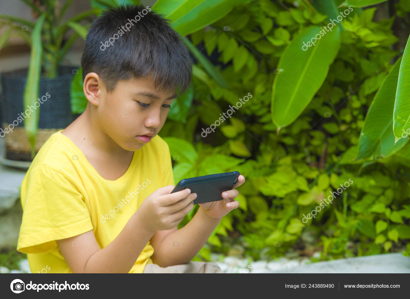 Criança Asiática É Desfrutar De Vício De Computador E Internet