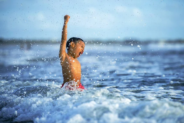 Anos Idade Bonito Feliz Criança Jogando Louco Livre Divertindo Praia — Fotografia de Stock
