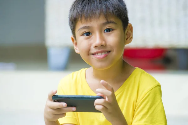 Białym Tle Portret Lub Lat Asian Dziecko Gry Telefonu Komórkowego — Zdjęcie stockowe