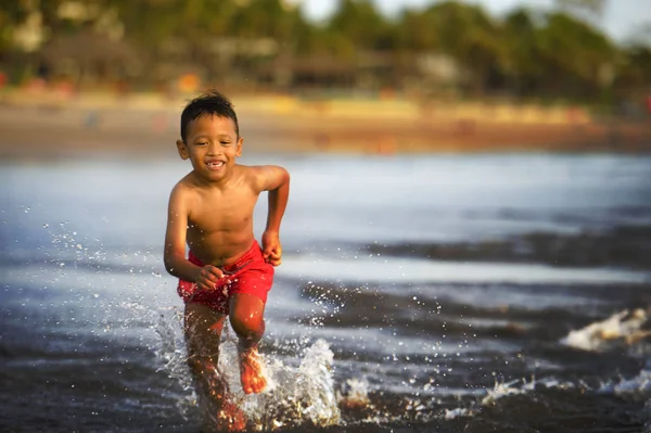 Anos Idade Bonito Feliz Criança Divertindo Praia Jogando Livre Mar — Fotografia de Stock