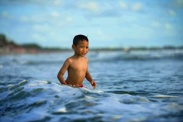 Anos Idade Bonito Feliz Criança Sentindo Louco Livre Divertindo Praia — Fotografia de Stock