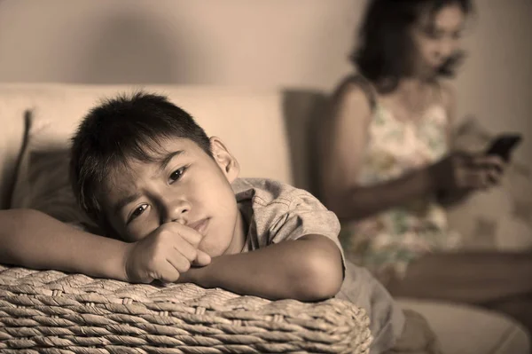 아시아 어린이 집에서 어머니 인터넷으로 전화에 네트워킹 중독자 그녀의 아들을 — 스톡 사진