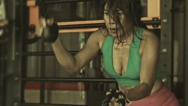 关闭年轻的运动和坚定的亚洲印尼运动女性努力训练出汗在健身房的战斗绳索锻炼在健身和健康的生活方式的概念的格格镜头 — 图库视频影像