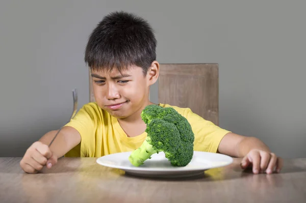 歳と子供栄養教育健康新鮮な食品 ベジタリアンの食事を食べることを嫌う少年の動揺感健康な緑のブロッコリーを食べることを拒否する子の気にさわる — ストック写真