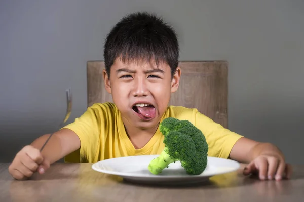 Anos Idade Criança Enojada Descontente Recusando Comer Brócolis Verde Saudável — Fotografia de Stock