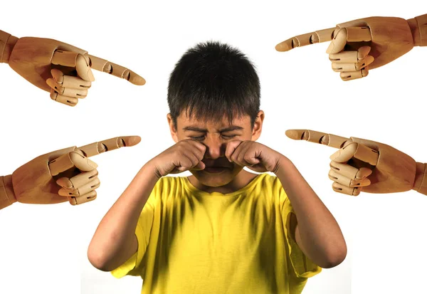 Ομάδα Του Ξύλου Χέρια Προτεταμένο Δάχτυλο Στο Νεαρός Μαθητής Λυπημένος — Φωτογραφία Αρχείου