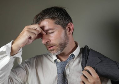 genç çekici üzgün ve endişeli işadamı kravat ve depresif ve kurumsal iş stres sorunu baş ağrısı acı bunalmış yüz ifadesinde vurguladı pis görünüm hissi kaybetmek