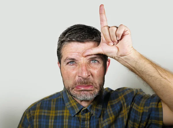 Anos Unshaven Triste Envergonhado Homem Fazendo Sinal Perdedor Com Mão — Fotografia de Stock