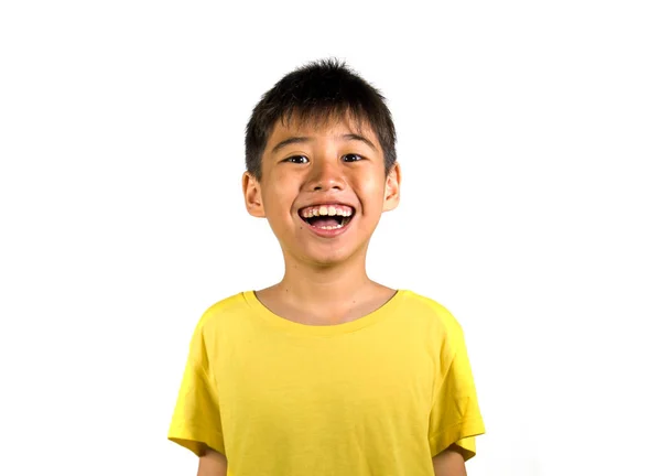 Blij en opgewonden kind lacht en lacht vrolijk geel t-shirt dragen geïsoleerd op een witte achtergrond in kid geluk en blije gezicht expressie concept — Stockfoto