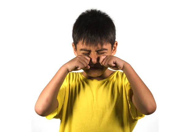 7 of 8 jaar oude mannelijke kind huilen hulpeloos en verdrietig geïsoleerd op een witte achtergrond met gele t-shirt in kind schold en gezeurd of schooljongen gepest en mishandeld — Stockfoto