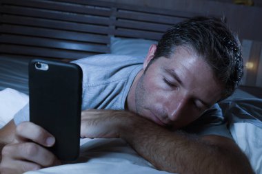 Genç yaşam tarzı portresi yorgun ve bitkin uyku veya süre yatakta ağ Internet gece geç saatlerde uykuya adam ve sosyal medya akıllı telefon bağımlılığı ve kavram çok