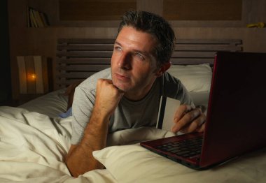 yatan yatak yatak satın alma veya kullanma online bankacılık genç çekici ve rahat adam evde elektronik iş ve ticaret kavramı ödeme için kredi kartı