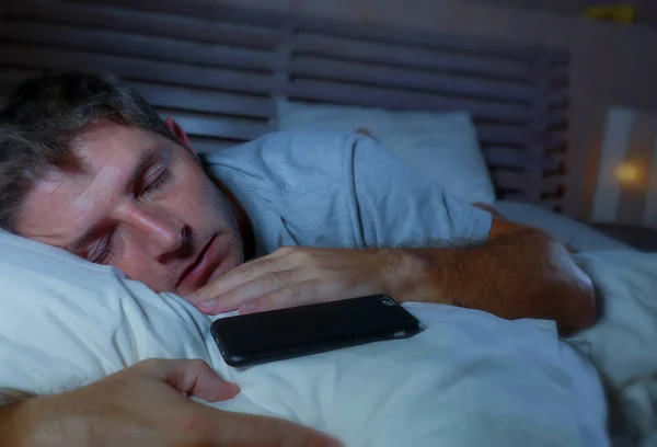 Életmód Portré Fiatal Fáradt Kimerült Ember Alszik Vagy Elalszik Miközben — Stock Fotó