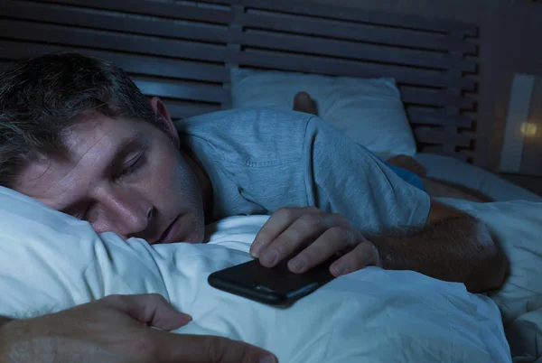 Retrato Estilo Vida Hombre Joven Cansado Agotado Durmiendo Durmiendo Mientras — Foto de Stock