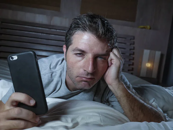 Mladý Atraktivní Unavený Ospalý Muž Používající Mobilní Telefon Doma Ležet — Stock fotografie