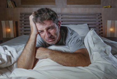 dramatik yatak umutsuz ağlayarak yatan genç çekici üzgün ve depresyonda adam portresi depresyon sorunu ve anksiyete krizi düşünceli ve uyanık gece eve yatak odası acı