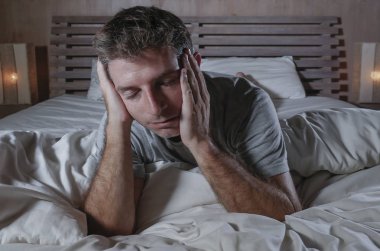 dramatik yatak duygu depresyon sorunu ve anksiyete krizi dalgın ve düşünceli acı endişeli Geceleri eve yatak uyanık yatan genç çekici üzgün ve depresyonda adam portresi